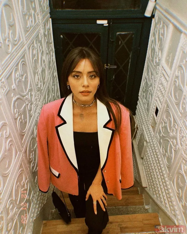 Sıla Türkoğlu göğüs dekoltesinde sınır tanımadı! Kırmızı süper minisiyle sosyal medyaya damga vurdu! - 2