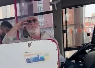 Otobüste bebek arabası kavgası kamerada: Seni mermi manyağı yaparım