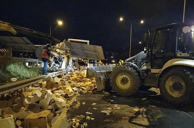 Sakarya'da feci kaza! Hepsi yola saçıldı