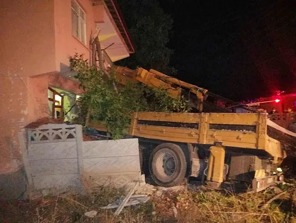 corumda-freni-patlayan-vinc-eve-girdi-1602620037018.jpg Çorum'da freni patlayan vinç eve girdi-5