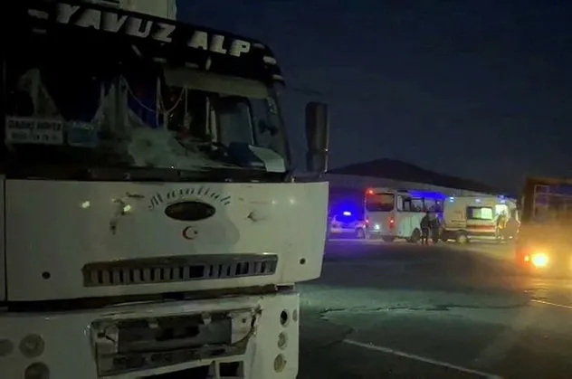 Kars'ta midibüsle tır çarpıştı: 14 yaralı