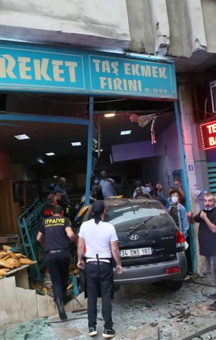 Rize'de kontrolden çıkan araç fırına daldı: 2 yaralı