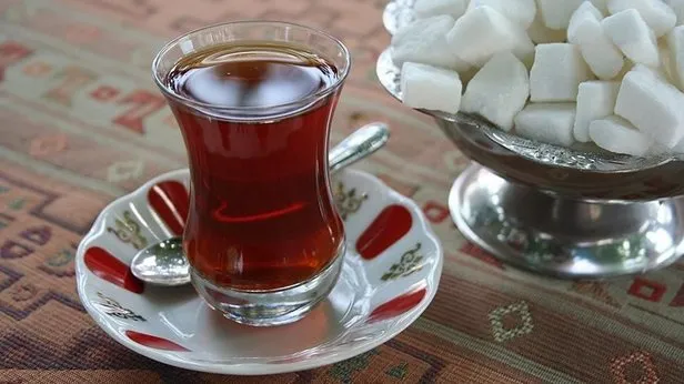Karanfilli çayın faydasını duyan müptelası olacak: Çayın içine 5 tane atmanız yeter!