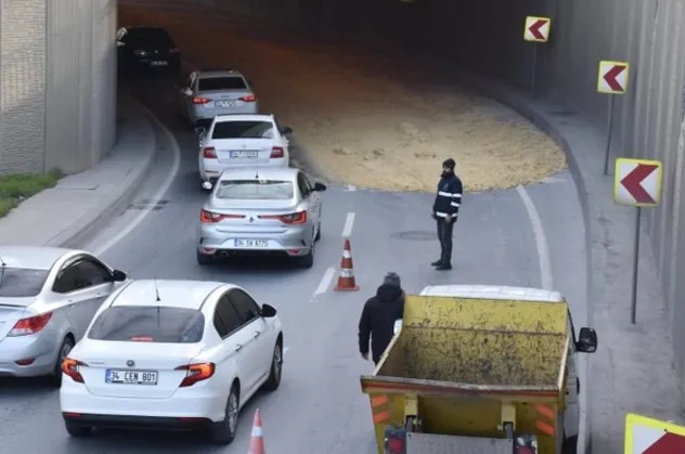 İstanbul trafiğinde sürücülere çamur şoku