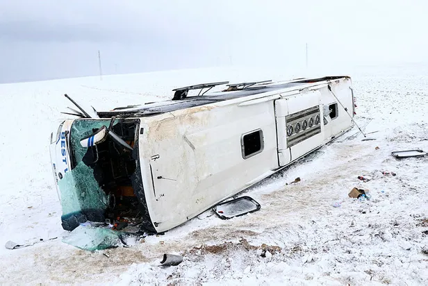 Kayseri'de yolcu otobüsü devrildi: 23 kişi yaralandı-1