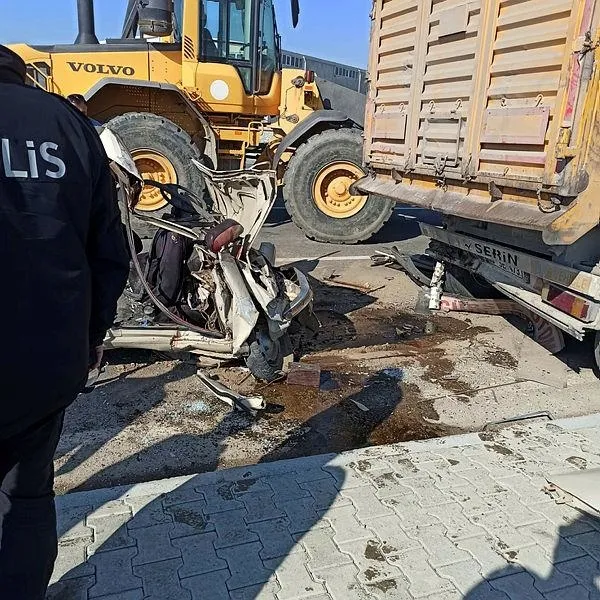 Denizli'de korkunç son! Tıra arkadan çarpan otomobil bir aileye mezar oldu-6