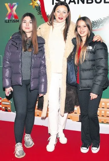 burak-torer-eski-sevgilisi-gulben-ergeni-sahnenin-en-onunden-izledi-saklambac-haberleri-1671311460425.jpeg Burak Törer eski sevgilisi Gülben Ergen’i sahnenin en önünden izledi | Saklambaç haberleri-12