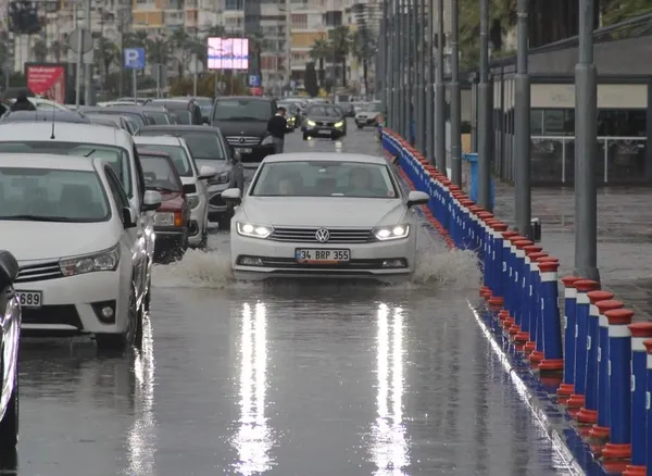 izmirde-her-yagmurda-ayni-manzara-tarihi-kemeralti-carsisini-su-basti-1638883053552.jpg İzmir'de her yağmurda aynı manzara: Tarihi Kemeraltı Çarşısı'nı su bastı-2