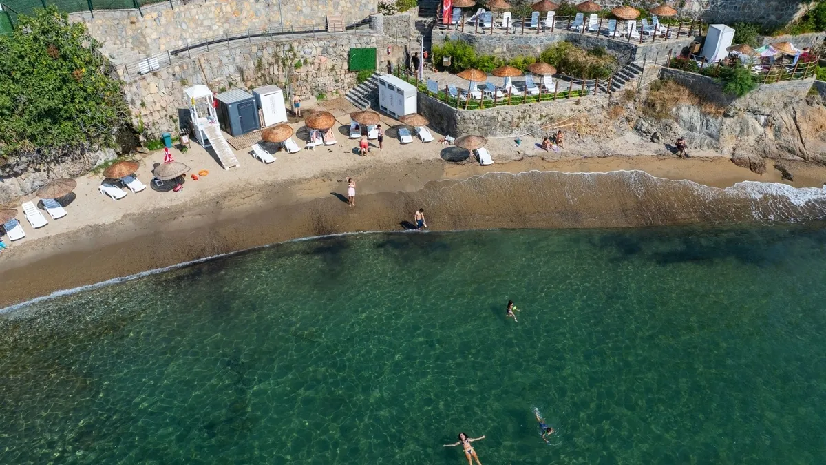 bodrumda-butce-dostu-tatil-halk-plajlari-doldu-1785138503907.jpg Plajlarda kahvaltı seçenekleri de bulunuyor.