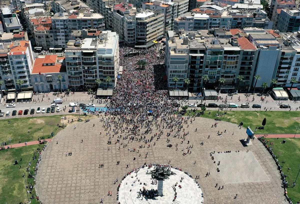 izmirde-izinsiz-miting-inadi-provokasyona-donustu-tomaya-saldiran-vandala-gozalti-1779799215453.jpeg İzmir’de izinsiz miting inadı provokasyona dönüştü | TOMA’ya saldıran vandala gözaltı | Özel'in meydan boş kaldı-6