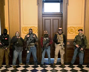 Silahlı protestocular Michigan Eyalet Meclisi’ni bastı!