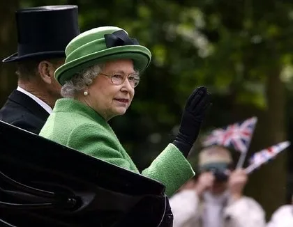 Kraliçe Elizabeth atlardan 30 yılda 7 milyon sterlin kazandı