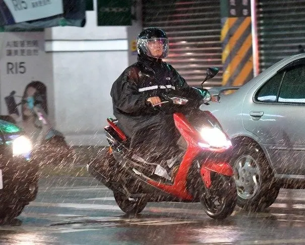 Okullar kapatıldı, uçuşlar iptal edildi