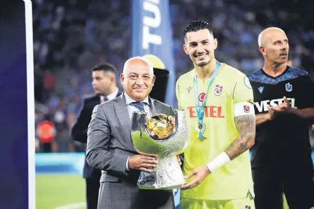 1659224508374.jpeg Trabzon Olimpiyat Stadı'ndaki kupa koleksiyonuna bir yenisini daha ekledi! Avcı ise 1.5 yılda 3 kupa kazandı-9
