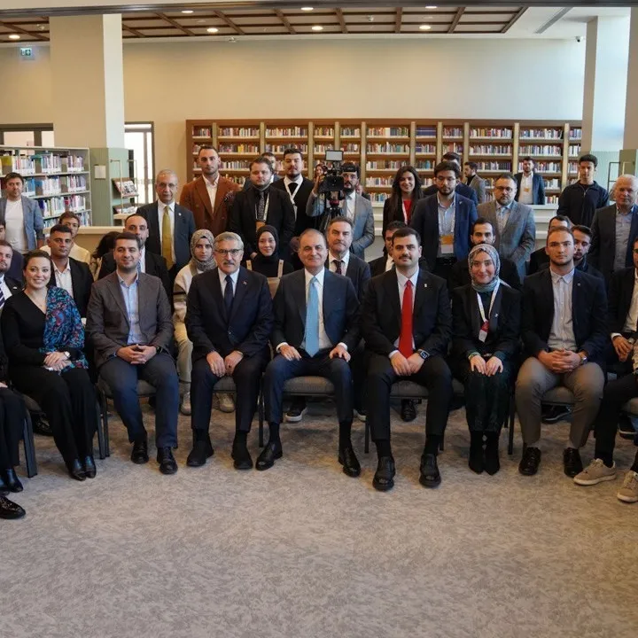 Kütüphane Sohbetleri’nin ilk konuğu Ömer Çelik!