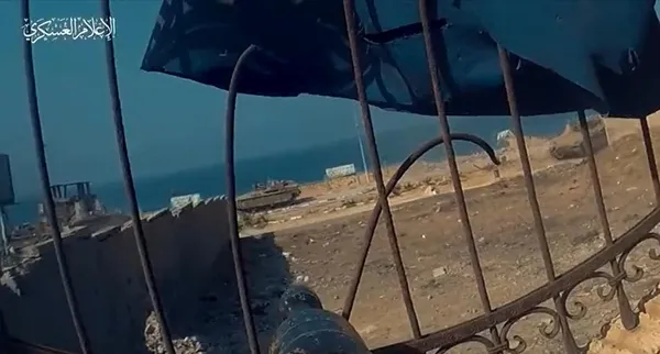 kassam-tugaylari-israilin-araclarini-vurdu-1699128176483.jpeg Kassam Tugayları katil İsrail ordusunun araçlarını vurdu! Hamas, İsrail tankına bayrağını dikti-4