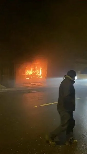 kucukcekmecede-depo-yangini-alevler-kisa-surede-yayildi-1647723706171.jpeg Küçükçekmece'de depo yangını! Alevler kısa sürede yayıldı-1