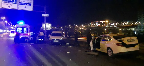 1588131824578.jpg İstanbul'da gece yarısı feci kaza! Yaralılar var-1