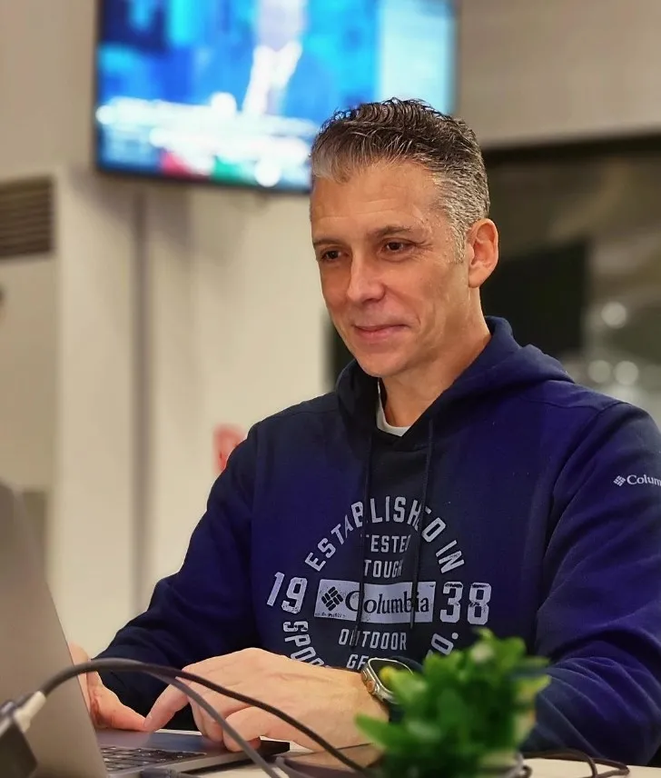 Ceyda Düvenci'nin sevgilisi Güçlü Mete'nin arabası şoke etti! Lüks otomobilinin farlarına öyle bir şey takmış ki... - 4