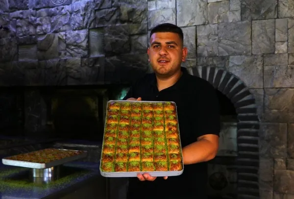 1687502866696.jpg Bayram öncesi baklava ustalarından uyarı geldi! "Ucuz" diye alıp Antep fıstıklı yerine yer fıstıklı baklava yemeyin-7