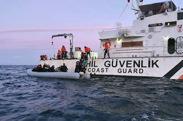 İzmir'de düzensiz göçmen botu ile Sahil Güvenlik botu çarpıştı