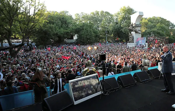 baskan-erdogan-15-temmuz-destaninin-6-yilinda-istanbul-sarachane-meydaninda-vatandaslarla-bulustu-son-sozu-top-1657903932741.jpg Başkan Erdoğan 15 Temmuz destanının 6. yılında İstanbul Saraçhane Meydanı’nda vatandaşlarla buluştu: Son sözü top tüfek değil iman belirler-8