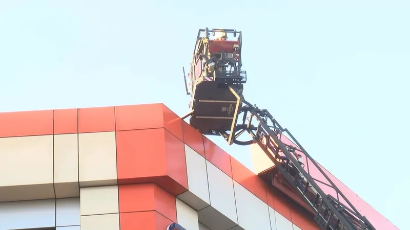 Son dakika: İstanbul Bayrampaşa'da bir depoda yangın! 19 kişi itfaiye tarafından kurtarıldı-3