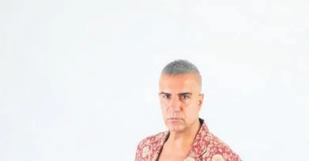 Gülümseten poz! Berdan Mardini gül desenli takımıyla sosyal medyada gündem oldu