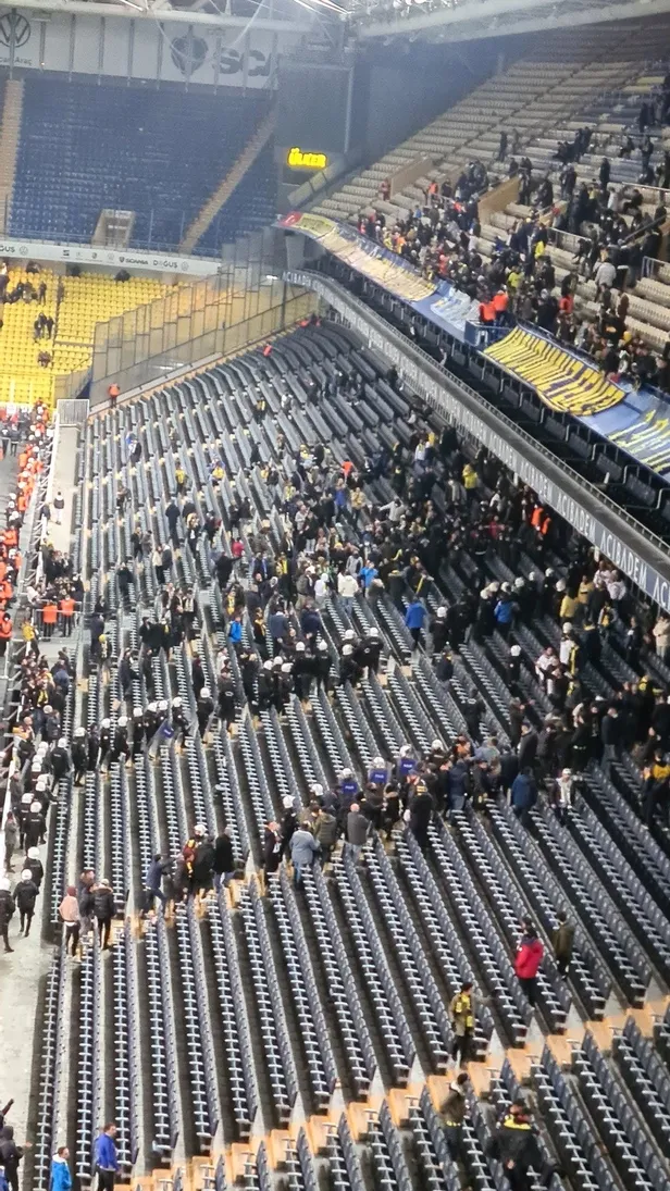 fenerbahce-besiktas-derbisi-sonrasi-ali-koc-istifa-sesleri-taraftar-tribunleri-bosaltmadi-polis-mudahale-etti-1639938683361.jpeg Fenerbahçe - Beşiktaş derbisi sonrası 'Ali Koç istifa' sesleri: Taraftar tribünleri boşaltmadı, polis müdahale etti-2