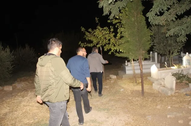 Adıyaman'da hareketli gece: Polis ekipleri mezarlıkta 'bebek' aradı