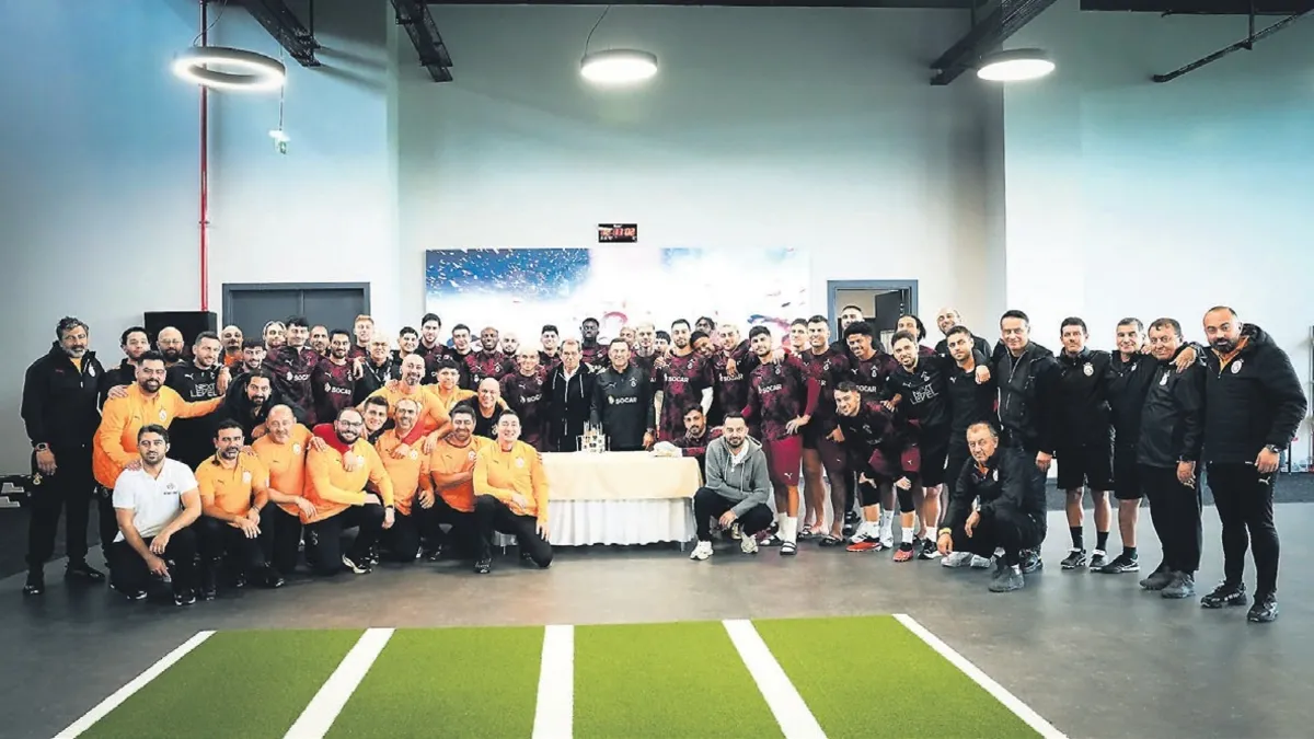 Galatasaray’da Okan Buruk’a sürpriz doğum günü kutlaması