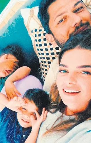 Pelin Karahan'dan eşi Bedri Güntay'dan çocuklarıyla 6.yıl pozu