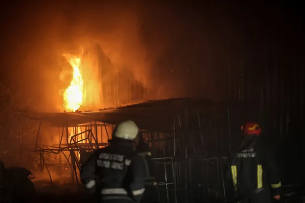 Kumaş deposunda çıkan yangın korkuttu-4