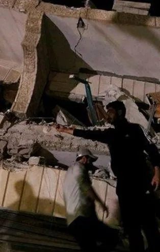 İsrail Gazze'de bir camiyi bombaladı: 3 yaralı