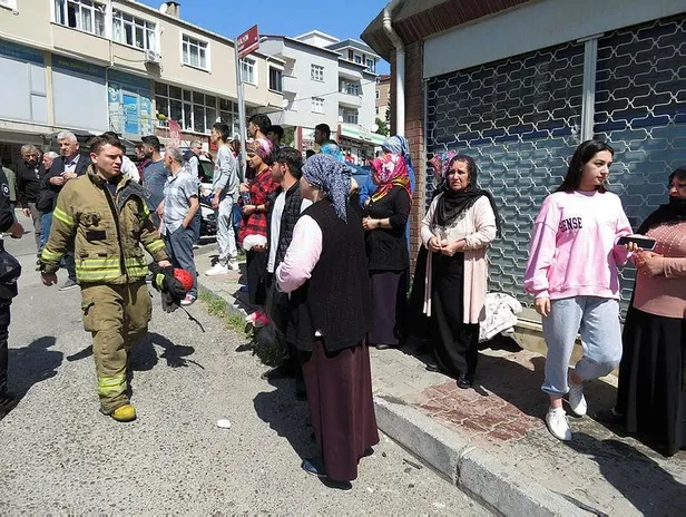 kartalda-kaza-kontrolden-cikan-otomobil-kaldirimdaki-4-kisiye-carpti-1652258382394.jpeg Kartal'da kaza: Kontrolden çıkan otomobil kaldırımdaki 4 kişiye çarptı-3