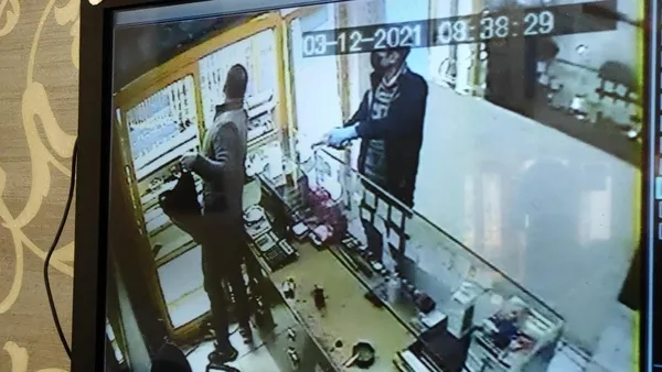 kuyumcu-soygun-aninda-cay-icmeye-devam-etti-yemek-de-ismarlasaydin-1638534109997.jpg Kuyumcu soygun anında çay içmeye devam etti! "Yemek de ısmarlasaydın"-2