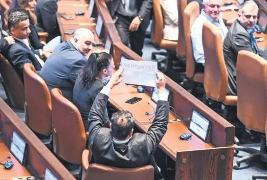 Knesset’te ‘Filistin’i tanıyın’ pankartı