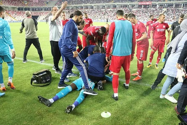 Sivasspor'da kaleci Mamadou Samassa hastaneye kaldırıldı-2