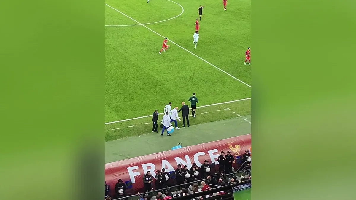 Fransa'yı öne geçiren Mbappe golü attıktan sonra sakatlandı
