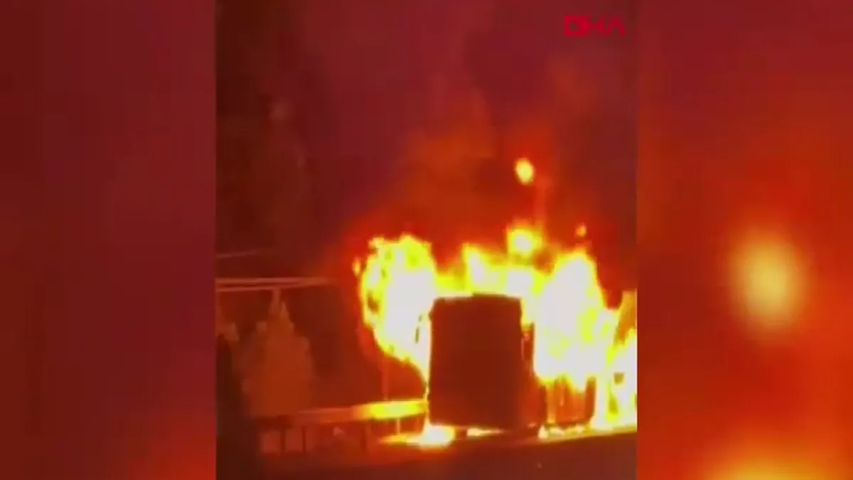 Arnavutköy'de İETT otobüsü alev alev yandı