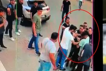Kimlik göstermeyi reddeden şüpheliler polisle kavga etti! O arbede anı kameralara yansıdı