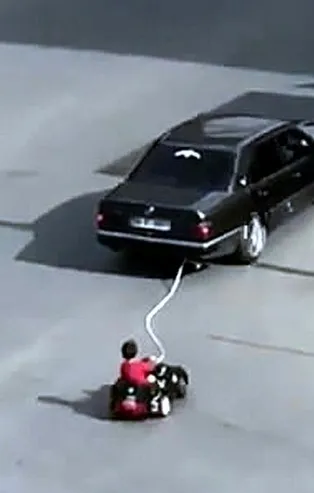 Son dakika: İstanbul Esenyurt'ta akülü araçtaki çocuğunu otomobille çeken baba yakalandı!