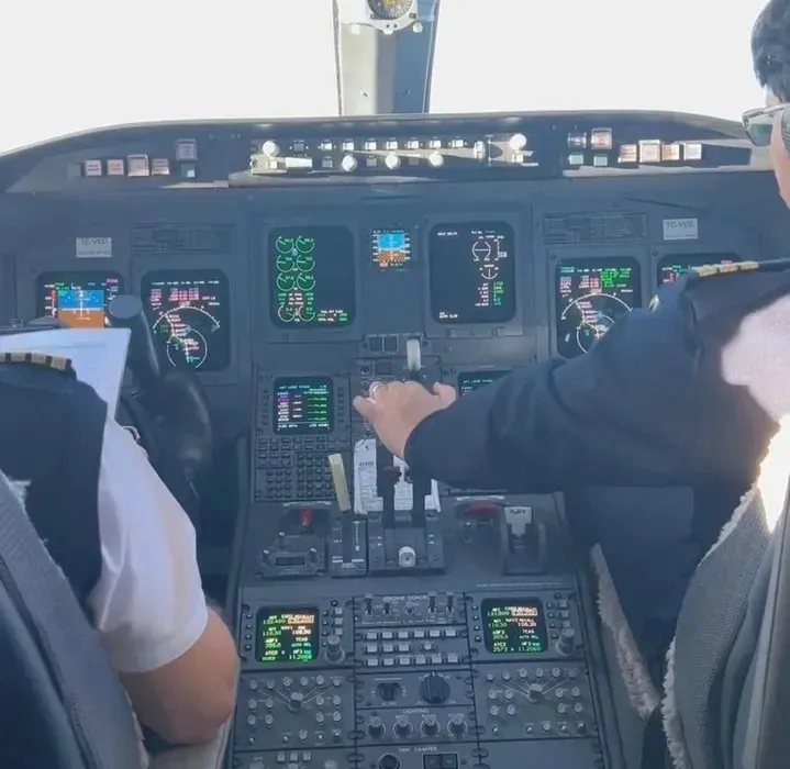 firari-murat-gulibrahimoglu-ile-ayni-jetten-cikan-selen-gorguzelden-kumar-iddiasi-imamoglunun-oldugunu-bilseyd-1768297451856.jpeg 30 Ekim 2022'de Murat Gülibrahimoğlu ve İBB soruşturmasındaki isimlerle özel jete binen Rabia Karaca'nın jette çektirdiği fotoğrafları da 10 gün sonra sosyal medya hesabından paylaştığı görüldü.