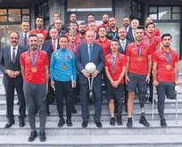 Şampiyonlardan Başkan Erdoğan’a kupalı ziyaret
