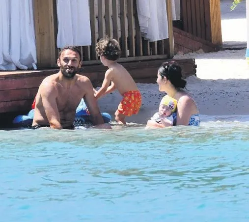 Milan'dan İnter'e 5 milyon euro'ya transfer olan Hakan Çalhanoğlu, tatil için ailesiyle Bodrum'a gitti-6