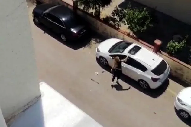 Antalya’da demir çubuklu kadın dehşet saçtı!