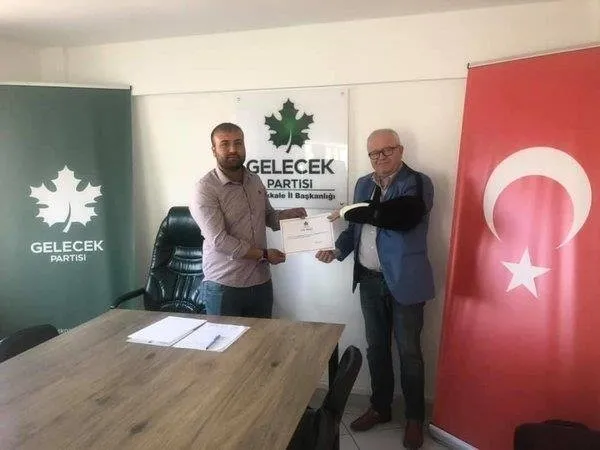 gelecek-partili-huseyin-yildirim-iyilesti-canakkale-can-ilcesinde-bir-otelde-dansozlu-eglenceye-katildi-dansozun-gogsune-para-takti-1628101519158.jpeg Kumar baskınlarında kolunu ve bacağını kıran Gelecek Partili Hüseyin Yıldırım oynattığı dansözün göğsüne para taktı-4