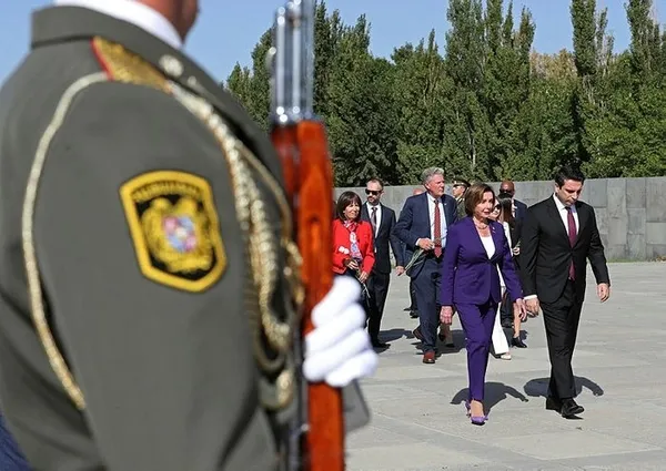 tayvani-karistiran-nancy-pelosi-simdi-ermenistanda-devrede-turkiye-ve-azerbaycan-icin-kustah-sozler-1663506685994.jpg