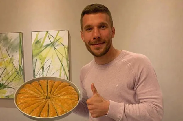 Antalyasporlu Lukas Podolski'den Gaziantep baklavasıyla 'evde kal' çağrısı