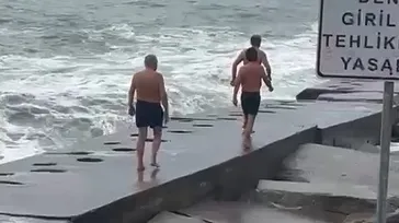 Kadıköy’de 3 yüzücünün bacakları kırıldı!